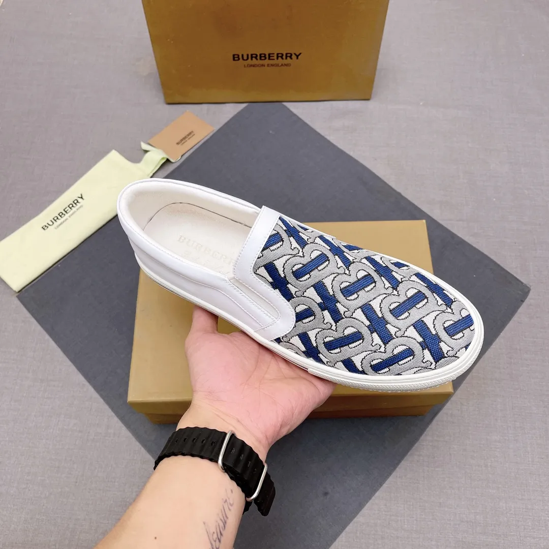 ◾️▫️P360. B's 2023 spring and summer new product, men's classic low-top slip-on sneakers, made of classic retro B's printed canvas material, spliced ​​with layered calfskin, and decorated with a new brand logo. First-layer cowhide lining, embossed Burberry logo on the heel, and original TPU outsole! Size: 38-45 No. 004